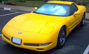En gul bil. 